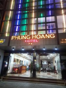 Quang TriKHÁCH SẠN PHỤNG HOÀNG的一座建筑,上面有读到凤鸿酒店的标志