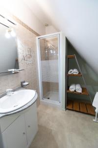 欧特维尔Domaine des demoiselles - Chambres d'hôtes的浴室配有白色水槽和淋浴。