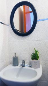 帕拉卡斯HOSPEDAJE JOSUE - paracas的浴室水槽和墙上的镜子