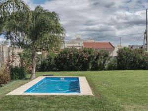 卡塔马卡Lomas del Mirador的一座小游泳池,位于一个有树的院子内