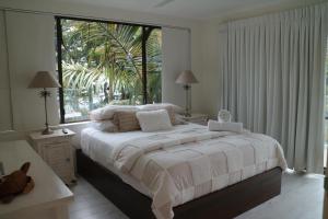 努萨维尔努萨广场酒店 的一间卧室设有一张大床和一个大窗户