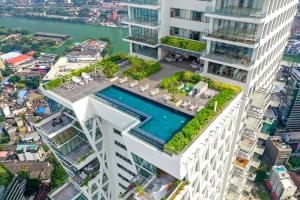 科伦坡Altair Luxury Colombo by Miracle的享有带游泳池的建筑的空中景致