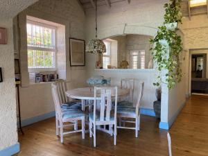 基督教堂市Villa Jarrow的一间带桌椅的用餐室