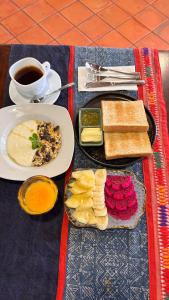 清迈Baan Heart Thai的餐桌,盘子,咖啡