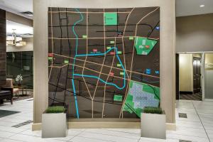 圣安东尼奥TownePlace Suites by Marriott San Antonio Downtown Riverwalk的大堂的壁画和地图