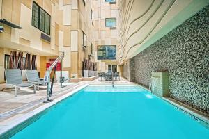 圣安东尼奥TownePlace Suites by Marriott San Antonio Downtown Riverwalk的一座建筑物中央的游泳池