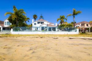 圣地亚哥Private Beach front 4bed 4bath pool and spa house的棕榈树海滩上的房子