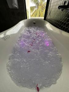 韦利格默Mzion Hotel Weligama的浴缸里装满紫色染料的水