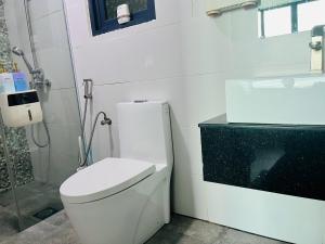 古晋D Beep Beep Homestay Vivacity Homestay的白色的浴室设有卫生间和水槽。