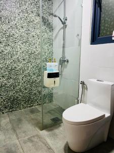 古晋D Beep Beep Homestay Vivacity Homestay的一间带卫生间和玻璃淋浴间的浴室