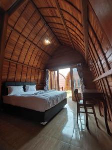 乌鲁瓦图Les Chalets Pecatu的竹房中一间带大床的卧室