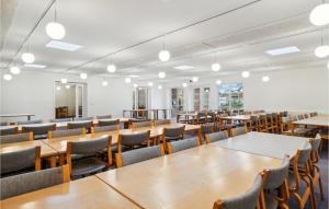 森讷比Lejlighed 25的用餐室配有桌椅和灯光