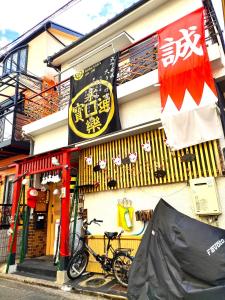 MimiharachōMIROKU Share House的停在大楼前的自行车