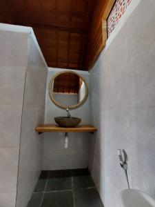 乌鲁瓦图Les Chalets Pecatu的一间带镜子和水槽的小浴室
