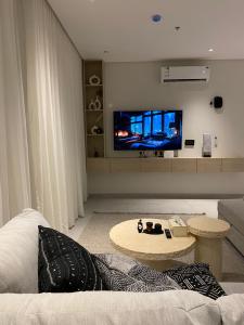 利雅德Elegant 3BD Condo near Boulevard的带沙发和平面电视的客厅