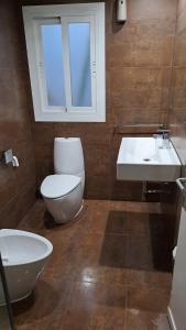 马略卡岛帕尔马Home & Away的一间带卫生间和水槽的浴室