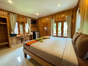 沙美岛Samed Garden Resort的一间卧室配有一张大床和一张书桌