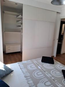 马略卡岛帕尔马Home & Away的一间卧室配有一张床和一个衣柜