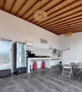 乌鲁瓦图Les Chalets Pecatu的厨房配有柜台和桌椅