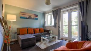 南安普敦SOUTHAMPTON Central Apartments - Wise Stays的带沙发和电视的客厅