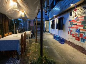 琅勃拉邦Khonesavane Hostel的一间设有桌子和白色天篷的餐厅
