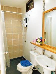 皮皮岛Blue View House Phi Phi的一间带卫生间和水槽的浴室
