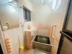 大阪大阪楓晴101的一间带水槽和镜子的小浴室