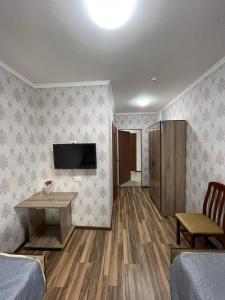 KökterekСанаторий Босага сарыагаш的一间设有两张床和一台墙上电视的房间