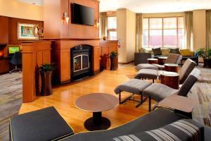 雷丁利丁怀奥米辛万怡酒店的客厅设有壁炉和沙发。