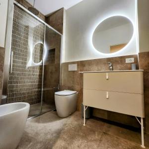 博洛尼亚b&b marconi 49的一间带水槽、卫生间和镜子的浴室