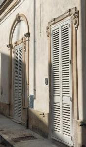 San Pietro in LamaCasa del Nonno Toto的建筑物一侧的一对门