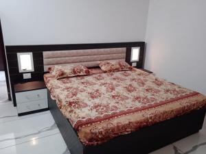 勒克瑙Sindhu Villa的一间卧室配有一张带听音的床铺