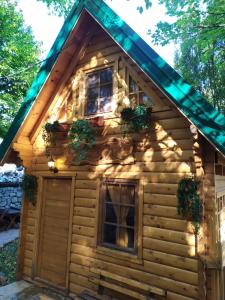 采蒂涅Brvnara Fairy Tale的小木屋的一侧设有灯
