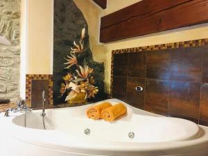 安泰伊-萨伊恩特-安德尔埃罗巴尔巴酒店的浴室配有浴缸和2条毛巾。
