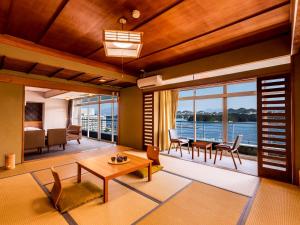 白滨Yukai Resort Premium Shirahama Saichoraku的享有水景的客厅