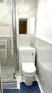 伦敦7 Venus Road (Room 7)的白色的浴室设有卫生间和淋浴。