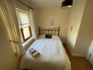 莫希尔Lough Rynn Rental的一间小卧室,配有一张白色的床和窗户