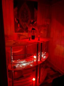AguatonaRomantic Woodhouse casita camping的红色的房间,配有红色灯桌