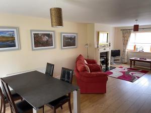 莫希尔Lough Rynn Rental的客厅配有红色的沙发和桌子