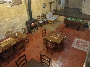 EscaladaLA CASONA DE ESCALADA的餐厅设有桌子和燃木炉,享有高空美景。
