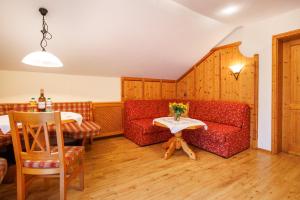 鲁波尔丁Oberaschenauer-Hof的客厅配有红色的沙发和桌子