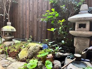 京都Eiki的一座花园,里面设有鸟舍和喂鸟器