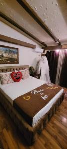 地拉那Hotel Villa Fernando Tirana的一间卧室,卧室内配有一张大床