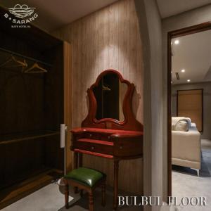 吉隆坡B Sarang Suite Hotel Kuala Lumpur的更衣室配有红色梳妆台和镜子