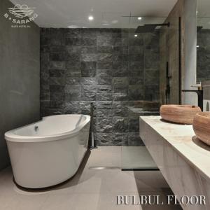 吉隆坡B Sarang Suite Hotel Kuala Lumpur的带浴缸和盥洗盆的浴室