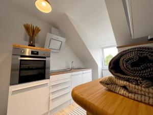 门兴格拉德巴赫Komfortable und gemütliche Wohnung mit 2 SZ的厨房配有炉灶和木桌。
