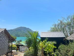 皮皮岛Phi Phi Goodview Bungalow的享有大海和山脉美景的房子