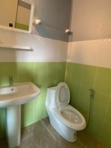 皮皮岛Phi Phi Goodview Bungalow的浴室配有白色卫生间和盥洗盆。