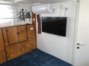 埃拉特הספינה של אריק的小房间墙上设有平面电视