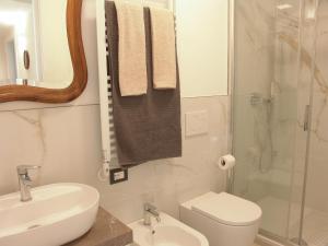 莱万托Residenza Cavour - Appartamento AGAVE的一间带水槽、卫生间和淋浴的浴室